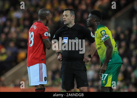 Il 27 ottobre 2019, Carrow Road, Norwich; Premier League, Norwich City v Manchester United : arbitro Stuart Attwell parla di m18 e Alexander Tettey (27) di Norwich City prima var awards Manchester United una sanzione di credito: Mark Cosgrove/news immagini Foto Stock