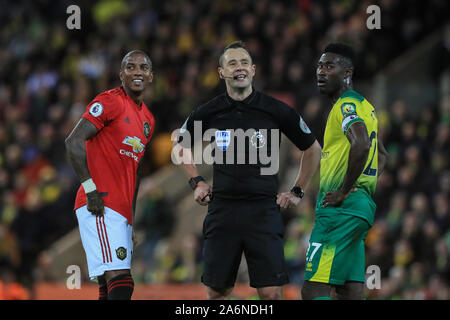 Il 27 ottobre 2019, Carrow Road, Norwich; Premier League, Norwich City v Manchester United : arbitro Stuart Attwell parla di m18 e Alexander Tettey (27) di Norwich City prima var awards Manchester United una sanzione di credito: Mark Cosgrove/news immagini Foto Stock