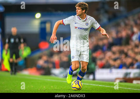 Il 26 ottobre 2019, Turf Moor, Burnley, Inghilterra; Premier League, Burnley v Chelsea : Marcos Alonso (3) del Chelsea con la sfera Credito: Craig Milner/news immagini Foto Stock