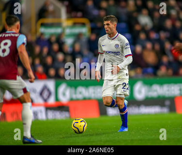 Il 26 ottobre 2019, Turf Moor, Burnley, Inghilterra; Premier League, Burnley v Chelsea : Christian Pulisic (22) del Chelsea con la sfera Credito: Craig Milner/news immagini Foto Stock