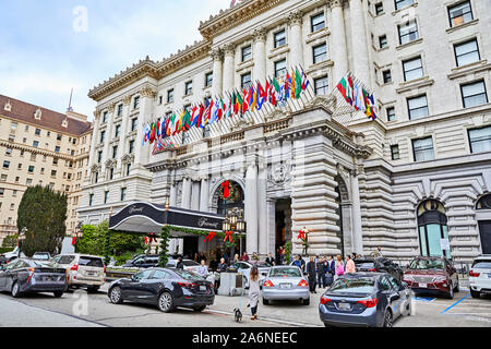 San Francisco, California, Stati Uniti d'America - 15 dicembre 2018: Natale per i turisti e viaggiatori presso la trafficata Fairmont Hotel Foto Stock