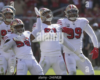 Santa Clara, Stati Uniti d'America. 27 ott 2019. San Francisco 49ers difesa celebra l'arresto del Carolina Panthers nel primo semestre a Levi's Stadium di Santa Clara, California, domenica 27 ottobre, 2019. Il 49ers battere il Carolina Panthers 51-13. Foto di Terry Schmitt/UPI Credito: UPI/Alamy Live News Foto Stock