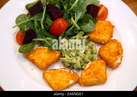 Pepite di pollo con verdure sulla piastra di cena Foto Stock