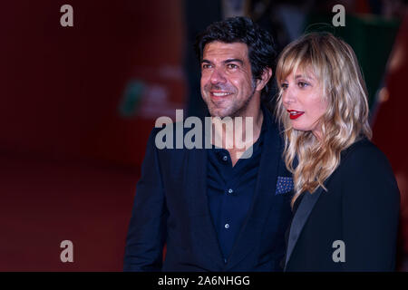 Roma, Italia. 26 ott 2019. Pierfrancesco Favino e sua moglie Anna Ferzetti sul tappeto rosso del XIV Roma Film Festival. (Foto di Gennaro Leonardi/Pacific Stampa) Credito: Pacific Press Agency/Alamy Live News Foto Stock