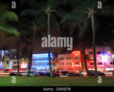 Illuminate gli alberghi su Ocean Drive di notte, Miami Beach Foto Stock