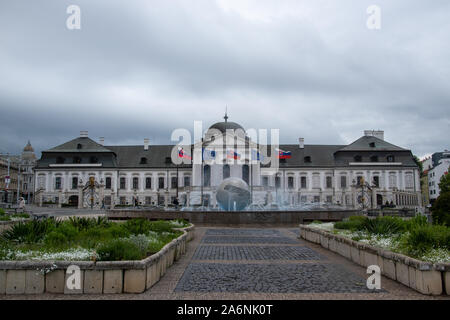 Il Palazzo Grassalkovich (in slovacco: Grasalkovičov palác) è un palazzo di Bratislava e residenza del presidente della Slovacchia. Foto Stock