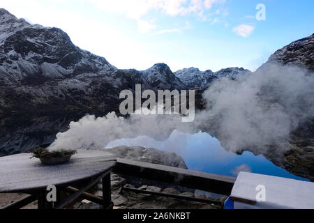 Vista la mattina di Gosaikunda lago, con incenso in primo piano, pregando di Shiva, con neve patchato mountain range in background, Nepal, Settembre 2019 Foto Stock