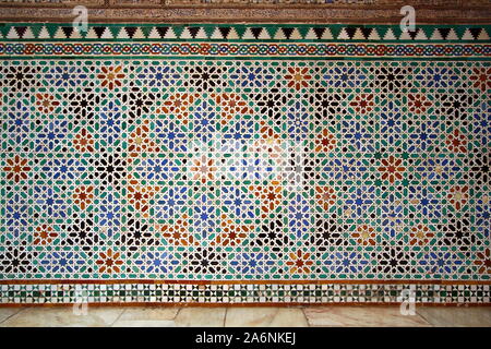 Alicatado geometrica parete piastrelle nell'Alhambra Palace, Granada, Andalusia, Spagna Foto Stock