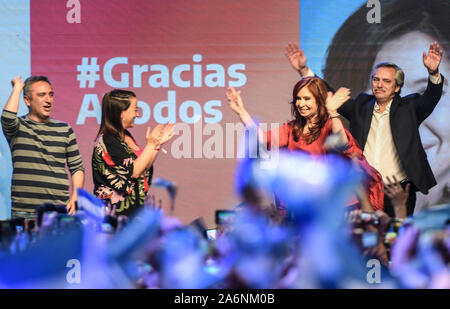 Buenos Aires, Argentina. 27 ott 2019. Alberto Fernandez (r), il candidato presidenziale del Peronists, e Cristina Fernandez de Kirchner (secondo da destra), ex presidente di Argentina, wave ai loro sostenitori dopo la sua elezione. Candidato dell opposizione Fernandez ha vinto le elezioni presidenziali in Argentina. Macri è diretto predecessore Cristina Kirchner, che aveva governato dal 2007 al 2015, sarà il nuovo Vice Presidente. Credito: Fernando Gens/dpa/Alamy Live News Foto Stock