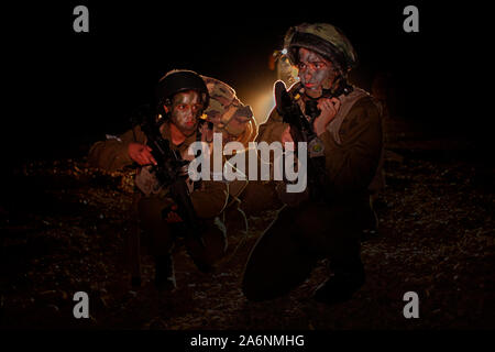 Soldati israeliani del Battaglione di intelligenza del campo di Eitam del 727th del corpo di raccolta di intelligenza di combattimento durante l'addestramento avanzato di notte vicino al confine con l'Egitto nel deserto meridionale di Negev Israele Foto Stock