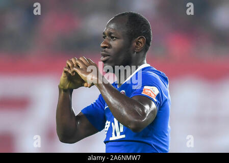 Calcio camerunese player Bassogog Cristiana di Henan Jianye F.C. celebra dopo rigature durante la ventisettesima partita di calcio cinese Associazione Super League (CSL) contro Guangzhou Evergrande Taobao nella città di Guangzhou, Cina del sud della provincia di Guangdong, 27 ottobre 2019. Guangzhou Evergrande Taobao e Henan Jianye ha richiamato il gioco con 2-2 al ventisettesimo round match della Chinese Football Association Super League (CSL) nella città di Guangzhou, Cina del sud della provincia di Guangdong, 27 ottobre 2019. Foto Stock