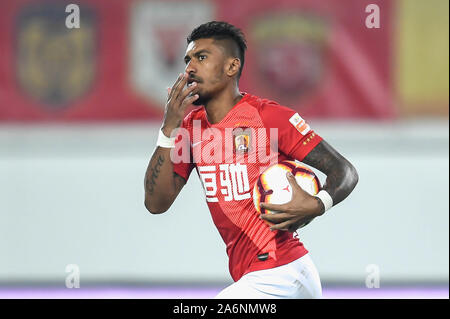 Il calcio brasiliano Paulinho lettore di Guangzhou Evergrande Taobao F.C. celebra dopo rigature durante la ventisettesima partita di calcio cinese Associazione Super League (CSL) contro Guangzhou Evergrande Taobao nella città di Guangzhou, Cina del sud della provincia di Guangdong, 27 ottobre 2019. Guangzhou Evergrande Taobao e Henan Jianye ha richiamato il gioco con 2-2 al ventisettesimo round match della Chinese Football Association Super League (CSL) nella città di Guangzhou, Cina del sud della provincia di Guangdong, 27 ottobre 2019. Foto Stock