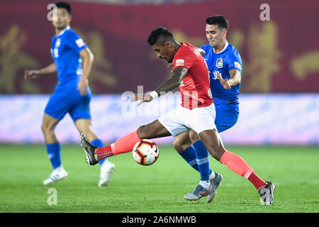 Il calcio brasiliano Paulinho lettore di Guangzhou Evergrande Taobao F.C., anteriore, protegge la sfera durante la ventisettesima partita di calcio cinese Associazione Super League (CSL) contro l Henan Jianye nella città di Guangzhou, Cina del sud della provincia di Guangdong, 27 ottobre 2019. Guangzhou Evergrande Taobao e Henan Jianye ha richiamato il gioco con 2-2 al ventisettesimo round match della Chinese Football Association Super League (CSL) nella città di Guangzhou, Cina del sud della provincia di Guangdong, 27 ottobre 2019. Foto Stock