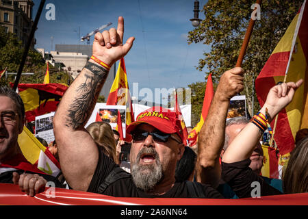 Barcellona, Spagna. 27 ott 2019. Un manifestante gridando slogan durante la dimostrazione.Grande mobilitazione costituzionale di Barcellona. Secondo fonti di guardia urbana, la dimostrazione ha riunito 80.000 persone che hanno dimostrato sotto il motto: Per la concordia, per la Catalogna, abbastanza! Credito: SOPA Immagini limitata/Alamy Live News Foto Stock