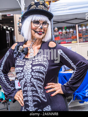 Donna vestito in costume di scheletro di Dia de los Muertos festival, il giorno dei morti, a San Pedro in California Foto Stock