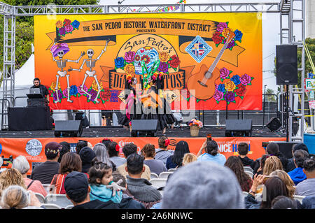 Le ragazze in costume danza sul palco di Dia de los Muertos festival, il giorno dei morti, a San Pedro in California Foto Stock