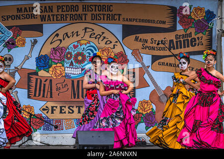 Le ragazze in costume danza sul palco di Dia de los Muertos festival, il giorno dei morti, a San Pedro in California Foto Stock