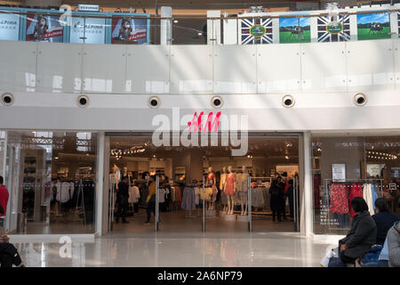 Vista grande Store H&M davanti al centro commerciale cinese, Dalian, Cina, 8 aprile 201 Foto Stock