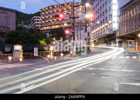 Esposizione lunga inquadratura della strada principale di Arima Onsen, Giappone 29-7-19 Foto Stock