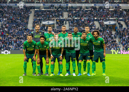 Porto, Portogallo. 27 ott 2019. FC Famalicão team line up durante il 8 round in abbinamento per il portoghese primo campionato tra FC Porto e FC Famalicão a Dragon Stadium nel porto.(punteggio finale: FC Porto 3:0 FC Famalicão) Credito: SOPA Immagini limitata/Alamy Live News Foto Stock