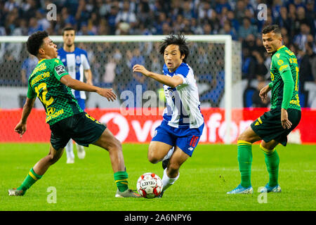 Porto, Portogallo. 27 ott 2019. FC Porto il giocatore Shoya Nakajima visto in azione durante i 8 round in abbinamento per il portoghese primo campionato tra FC Porto e FC Famalicão a Dragon Stadium nel porto.(punteggio finale: FC Porto 3:0 FC Famalicão) Credito: SOPA Immagini limitata/Alamy Live News Foto Stock