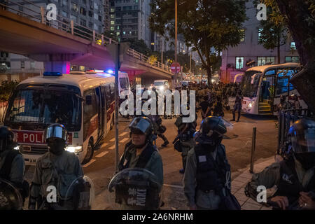 Hong Kong, Cina. 27 ott 2019. Polizia dopo arresto di manifestanti durante la dimostrazione.Hong Kong pro-democrazia contestatori dimostravano contro la brutalità della polizia in Tsim Sha Tsui. Il rally si è trasformato in un conflitto di notte in Mong Kok. Credito: SOPA Immagini limitata/Alamy Live News Foto Stock