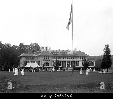 1917 Foto di Columbia Country Club - Donna sul prato anteriore Foto Stock