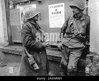 Stati Uniti Le truppe del centodecimo Regt., 28 Div., US 1a seguito dell'esercito tedesco di svolta in quella zona. Il nemico ha superato la loro battaglione. (L-R) Pvt. Adam H. Davis e TS Milford A. Sillars. Foto Stock