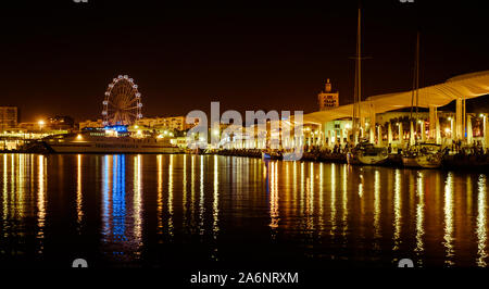 Malaga, Spagna - 10 agosto 2018. Ruota panoramica Ferris, nave traghetto Trasmediterranea e Malaga lungomare del porto Muelle Onu presso la città di Malaga, Costa del Sol, Andaluci Foto Stock