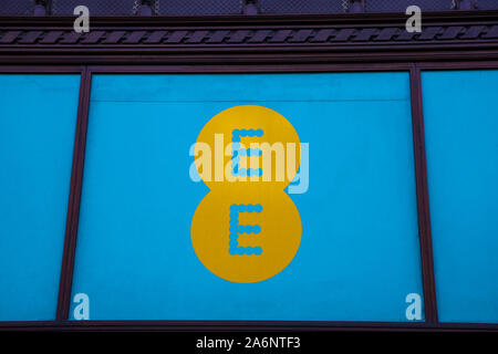 EE logo che si vede al di fuori di una filiale nel centro di Londra. Foto Stock