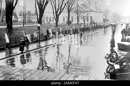 Donna movimento di suffragio - Donna suffragio Picket Parade (picketers) in Washington D.C. ca. 1917 Foto Stock