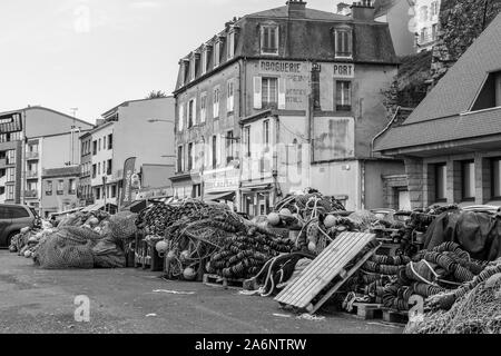 Immagine in bianco e nero oh Granville Harbour. Le reti da pesca e di edifici tradizionali Foto Stock