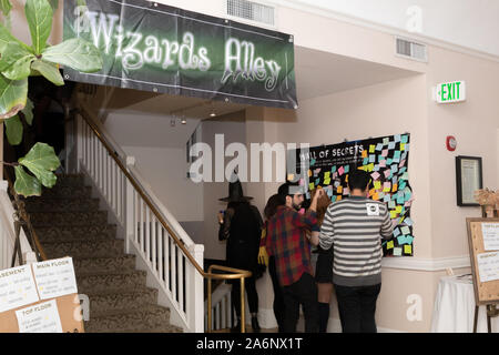 FULLERTON, Los Angeles, California - 25 ottobre 2019: "Le procedure guidate del Festival della Birra", che è un Harry Potter party a tema. Sponsorizzato da Rock Star birra Foto Stock