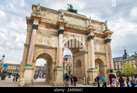 Parigi, Francia - 15 Ottobre 2018 - Arc de triomphe du Carrousel: arco trionfale situato tra le Tuileries e il Louvre di Parigi, Francia, Europ Foto Stock