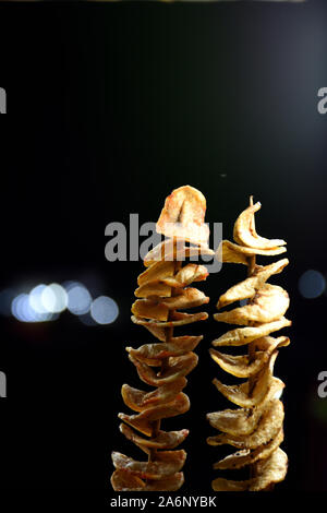 Spirale patate fritte, le patate novelle, patatine, street food, Besant Nagar, Chennai, India Foto Stock