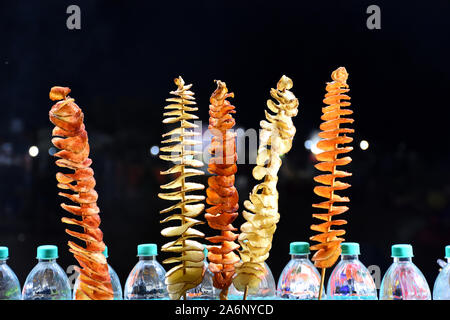 Spirale patate fritte, le patate novelle, patatine, street food, Besant Nagar, Chennai, India Foto Stock