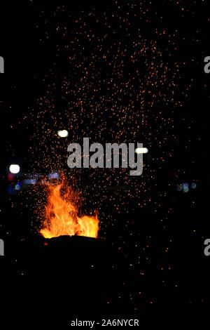 I tutoli di mais arrostito sul fuoco di carbone, street food, Besant Nagar, Chennai, India Foto Stock