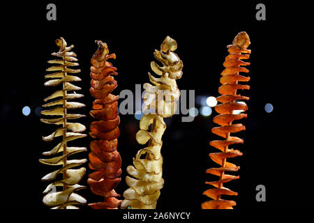 Spirale patate fritte, le patate novelle, patatine, street food, Besant Nagar, Chennai, India Foto Stock