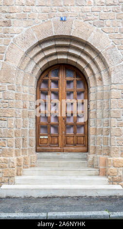 Bella e sorprendente antica pietra del telaio della porta, caratteristico tracciato dalla Normandia, porta di legno, vetro quadrata, metà cerchiato sulla parte superiore. Numero della porta Foto Stock