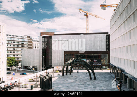 Oslo, Norvegia - 24 Giugno 2019: la gente camminare vicino Oslo Concert Hall. Foto Stock