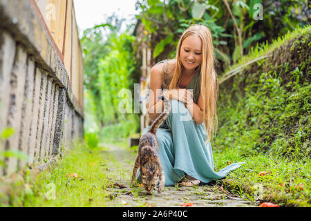 Giovane donna turistico a Bali passeggiate lungo le strette strade accoglienti di Ubud. Bali è una popolare destinazione turistica. Viaggiare a Bali concept Foto Stock