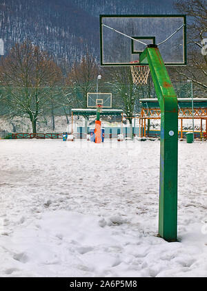 Campo da basket coperti di neve, in Agios Nikolaos (San Nicola) parco in Naousa Grecia. Foto Stock
