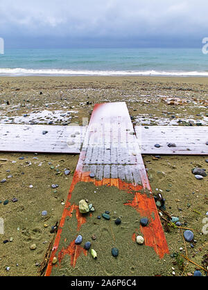 Coperta di neve piattaforme in legno formano una croce, su una spiaggia in inverno, Pieria, Grecia. Foto Stock