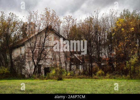 Vecchia stalla abbandonata in una zona rurale di Upstate New York su un nuvoloso giorno di autunno Foto Stock