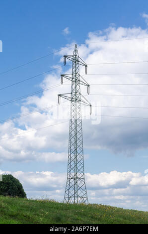 Linea elettrica ad alta tensione in un paesaggio rurale in campagna in Germania, Europa occidentale Foto Stock