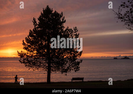 Swansea, Regno Unito. 28 ott 2019. Il sole autunnale si innalza al di sopra del mare nel piccolo villaggio sul mare di Mumbles vicino a Swansea questa mattina. Credito: Phil Rees/Alamy Live News Foto Stock