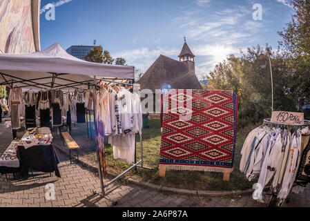 Il rumeno costumi folk fiera mercato a Bucarest, Romania Foto Stock