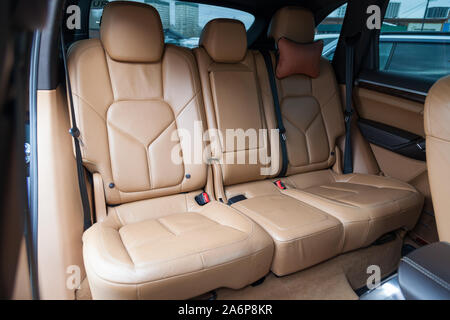 Novosibirsk, Russia - 10.22.2019: l'interno della vettura Porsche Cayenne Diesel 2012 958 anno con una vista dei sedili posteriori con luce in pelle marrone Foto Stock