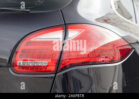 Novosibirsk, Russia - 10.22.2019: fanale posteriore posteriore vista della Porsche Cayenne Diesel 2012 958 in colore nero dopo la pulizia prima della vendita in una soleggiata estate d Foto Stock
