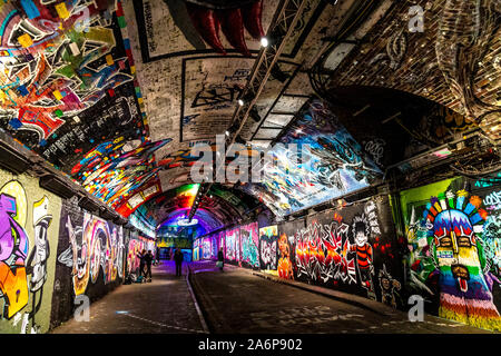 Artigianato colorato e murales all'interno del Leake Street graffiti tunnel, London, Regno Unito Foto Stock
